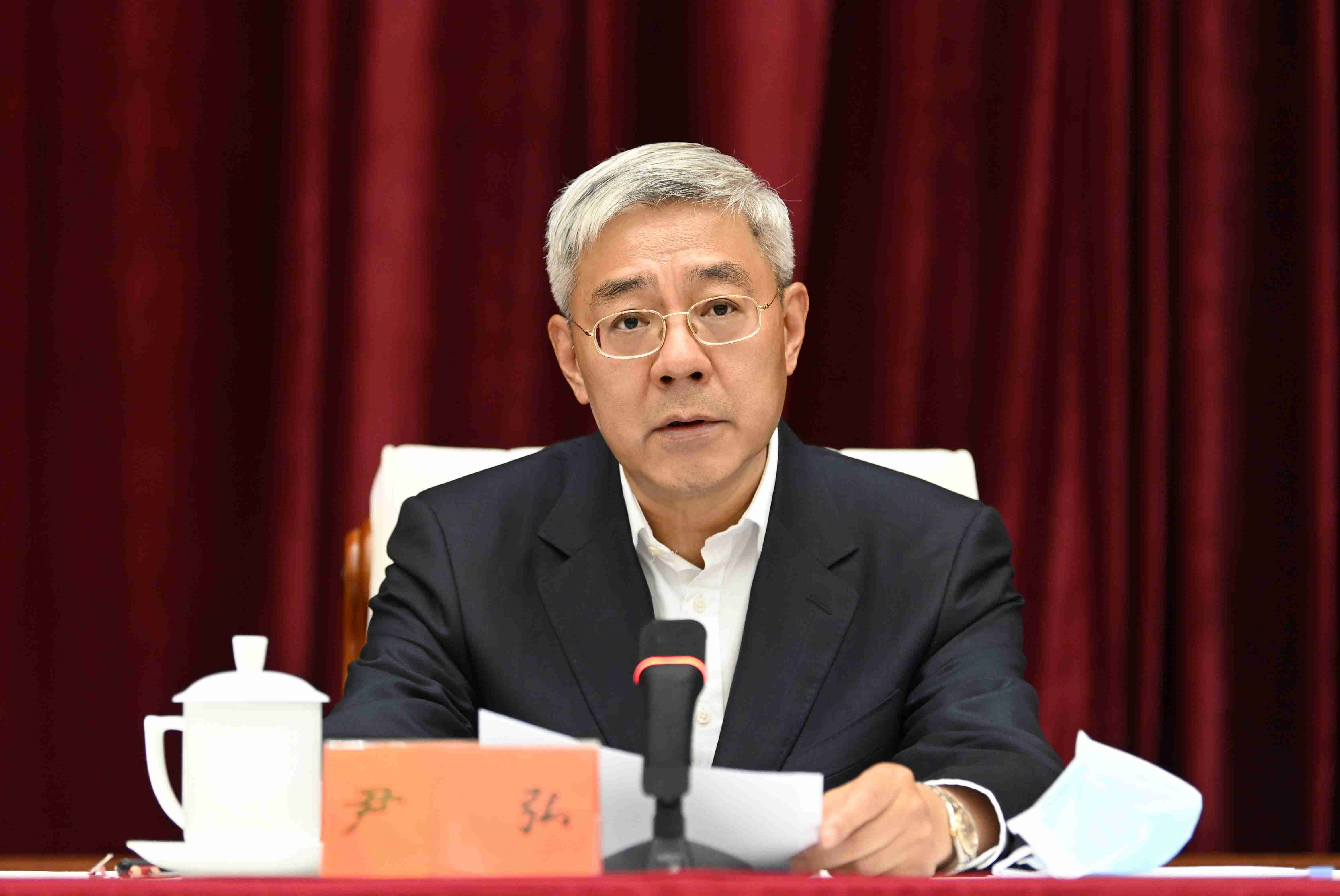 尹弘在省委有关部门领导干部会议上讲话