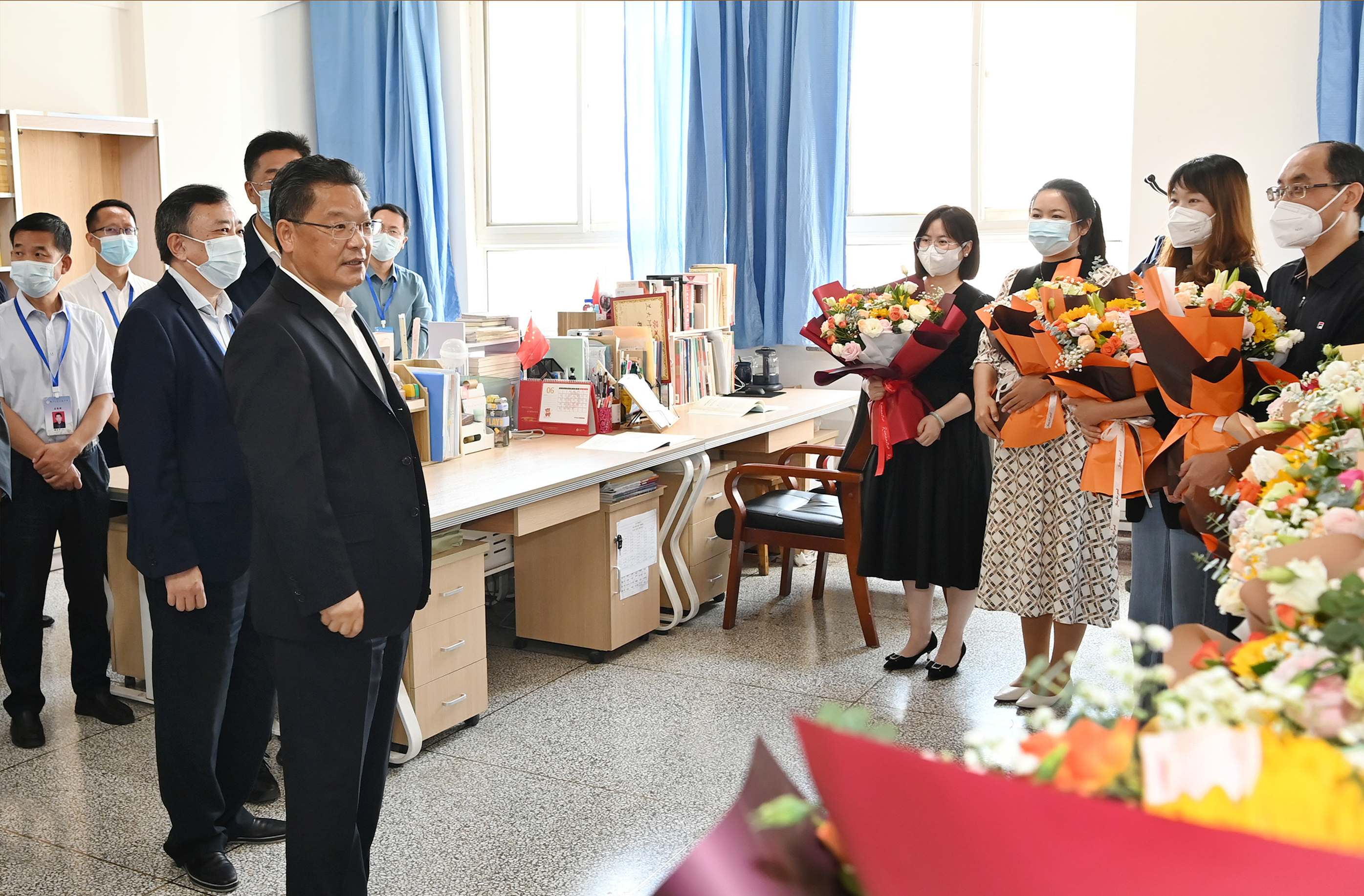 >首页>新闻中心>省委省政府信息>正文>在兰州新区舟曲中学和兰州市第